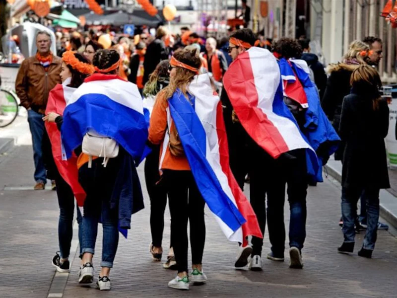 Koningsdag met bezoekers in Nederlandse vlaggen