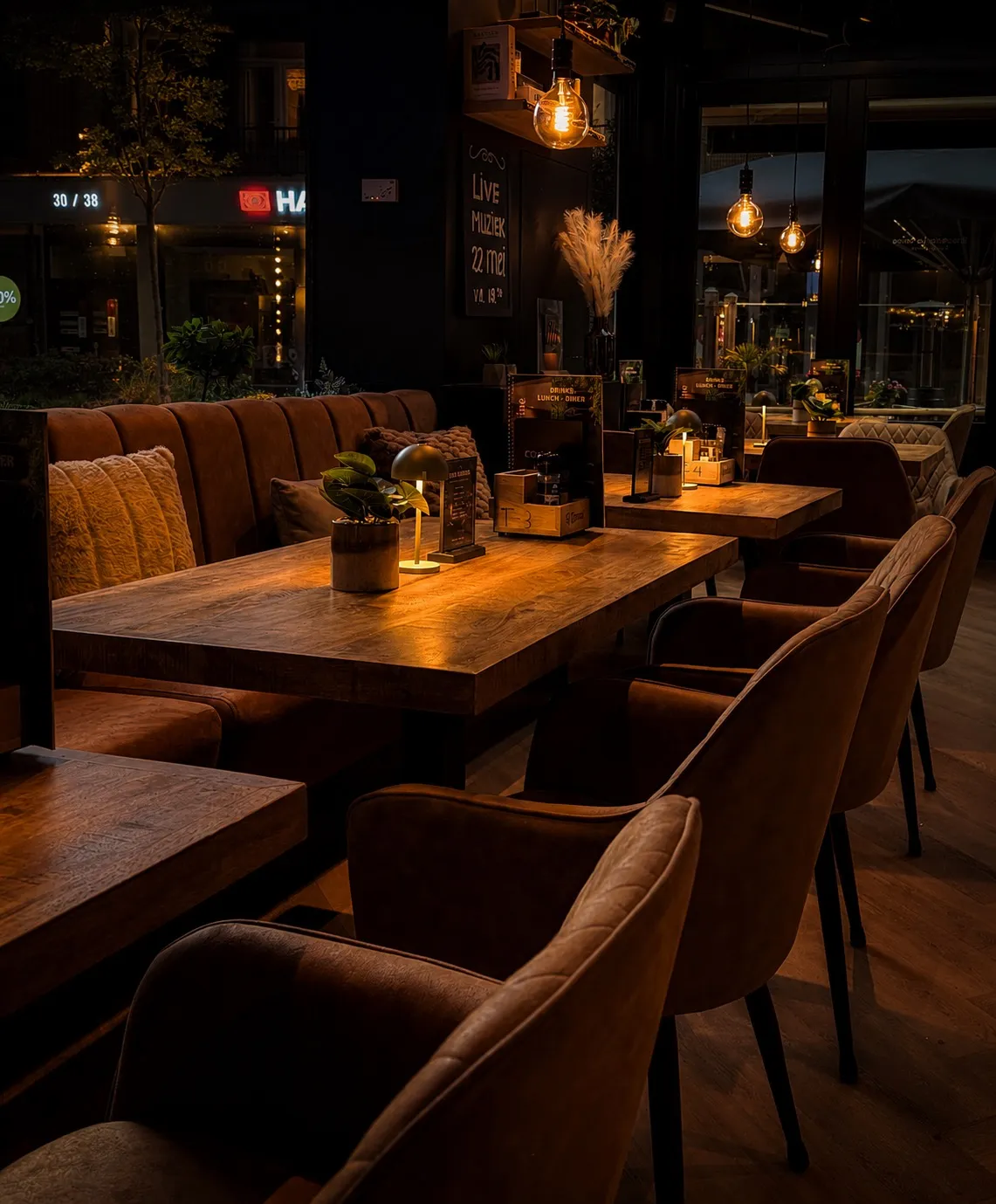 Sfeervol interieur met warme verlichting bij Brasserie La Reine